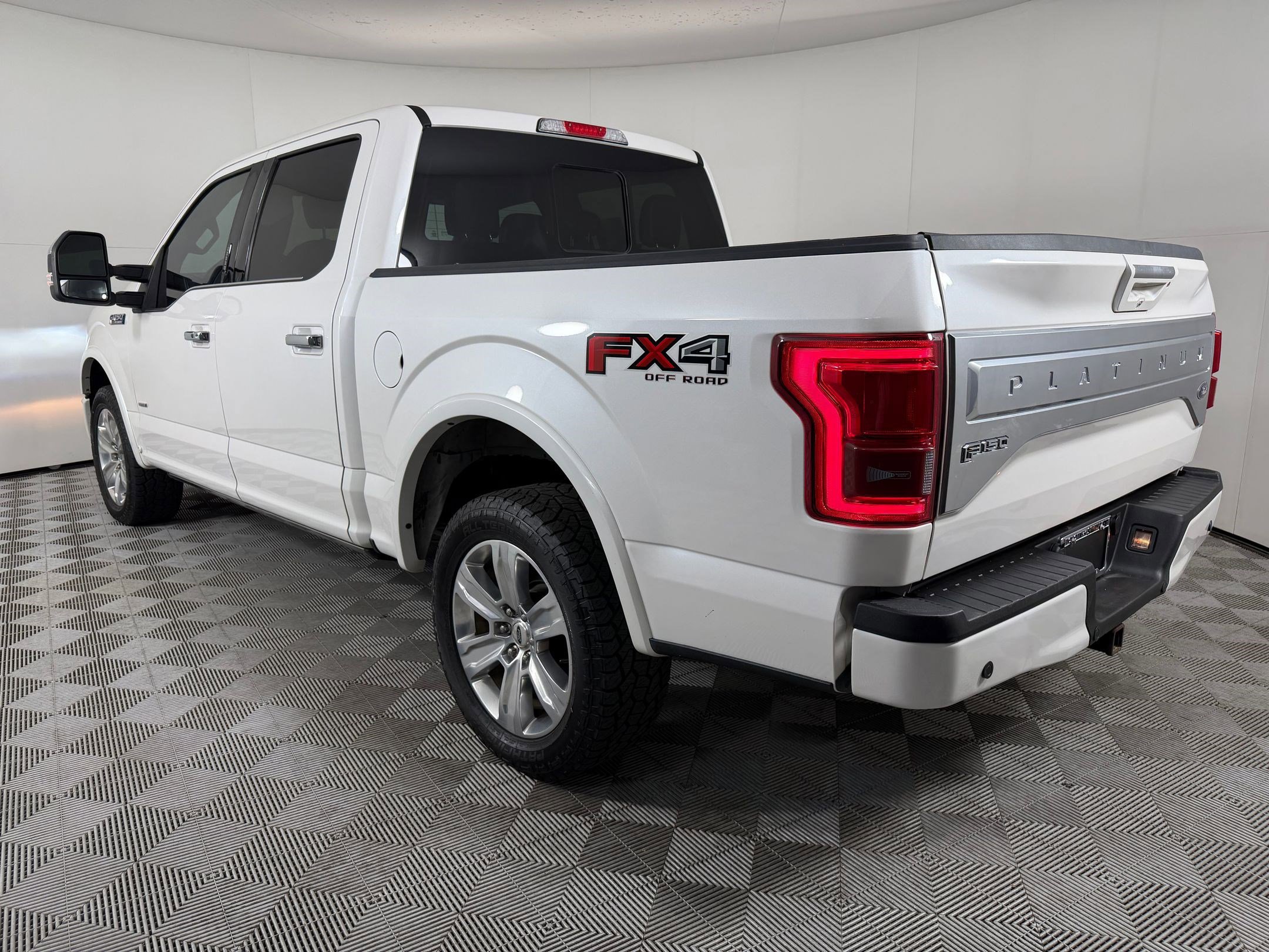 Used 2016 Ford F150 Platinum w/ Equipment Group 701A Luxury AWD/4WD image 3