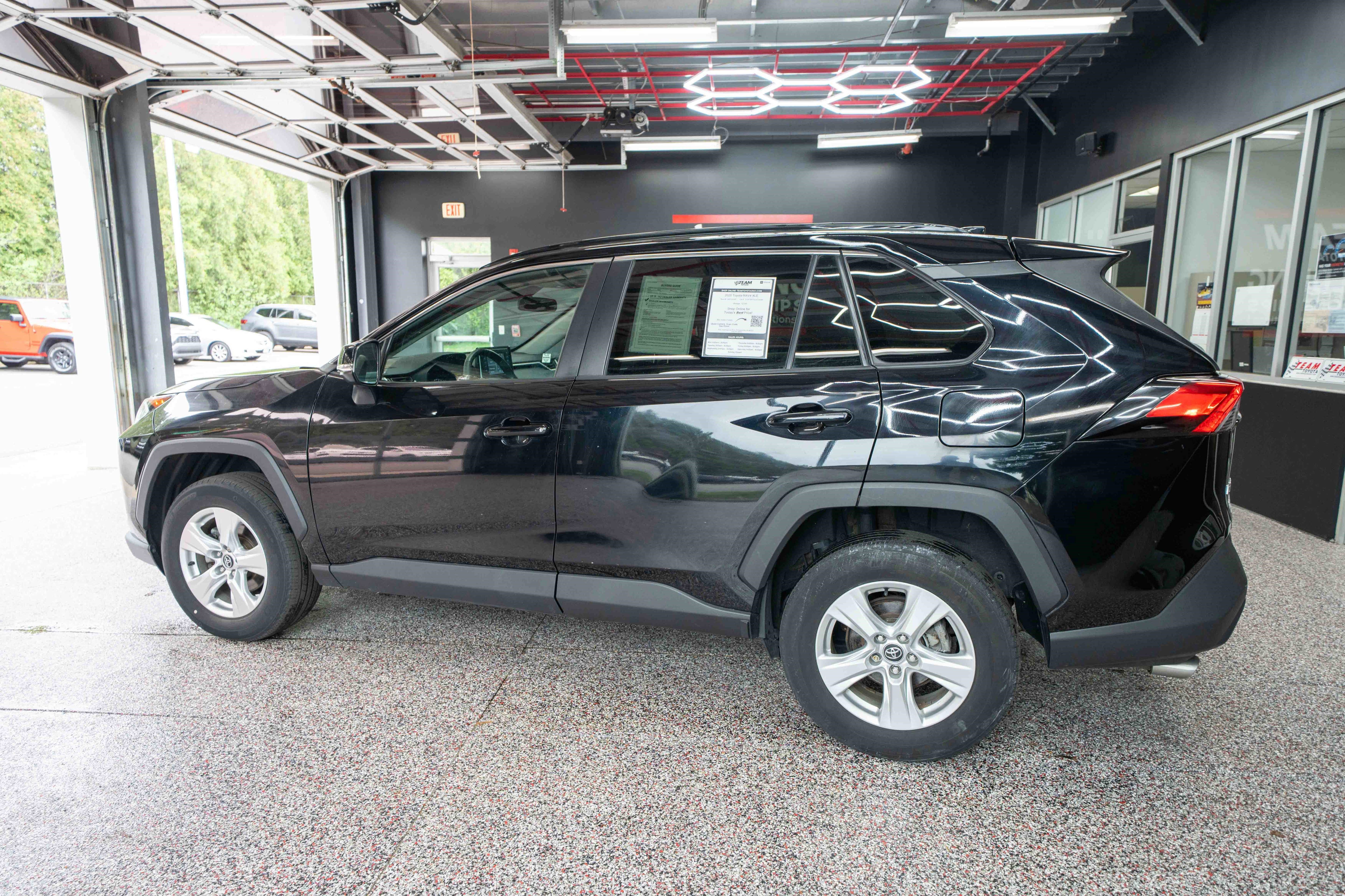 Used 2020 Toyota RAV4 XLE w/ Convenience Package AWD/4WD image 2