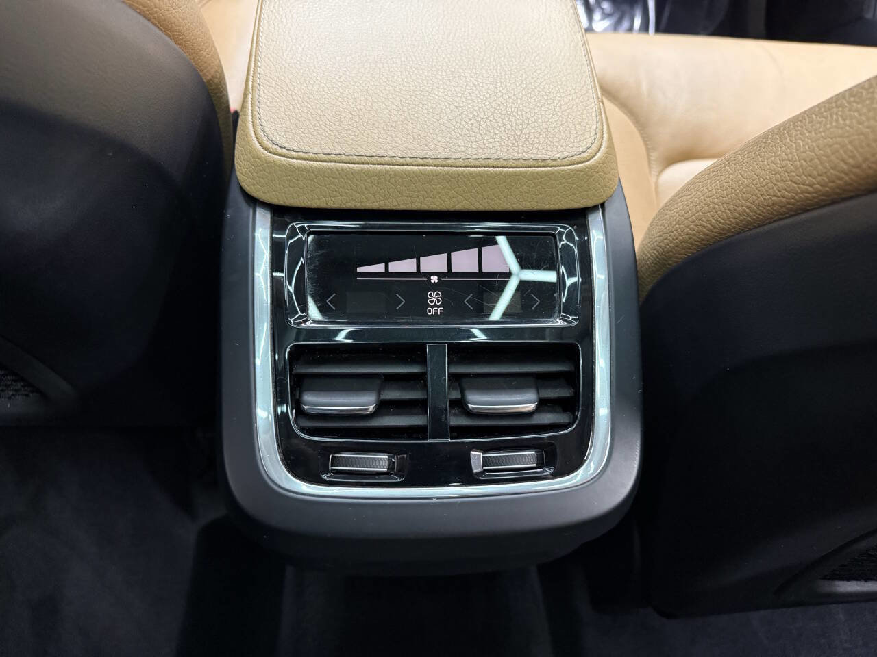 Used 2016 Volvo XC90 T6 Momentum w/ Momentum Plus Package image 29