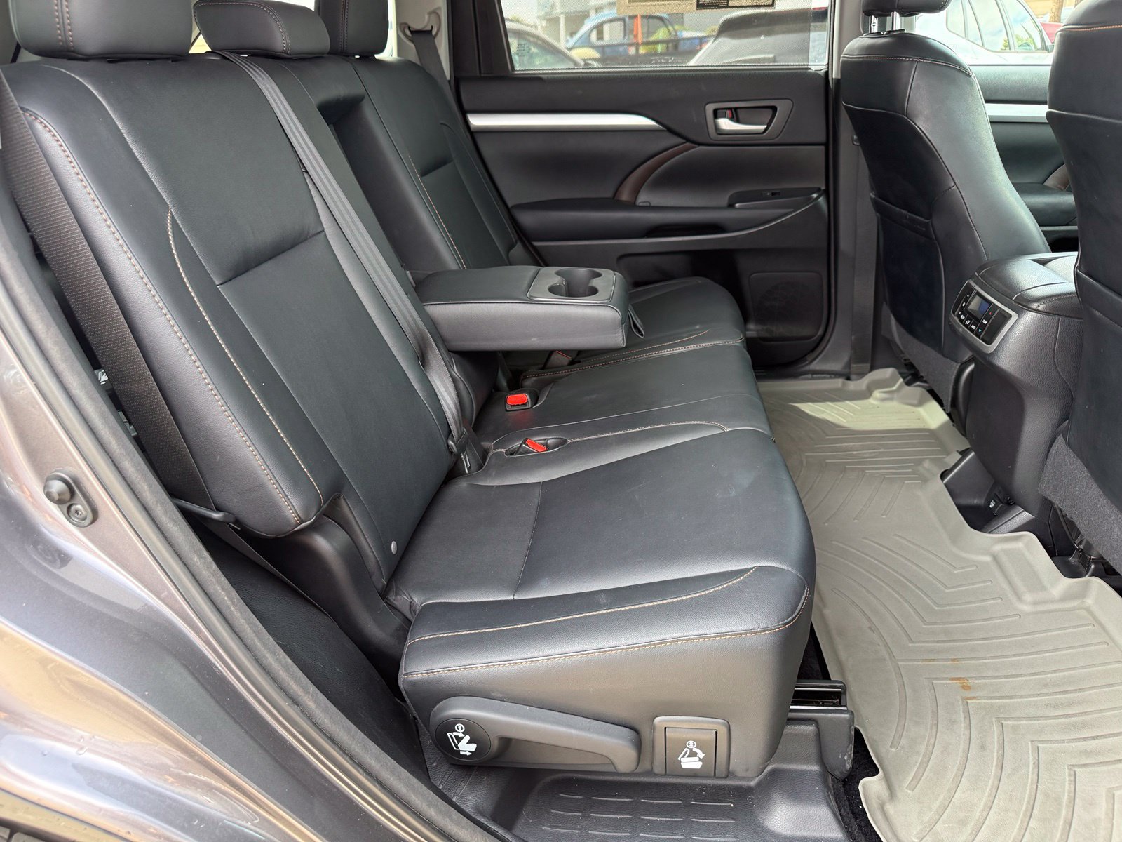 Used 2014 Toyota Highlander XLE AWD/4WD image 38
