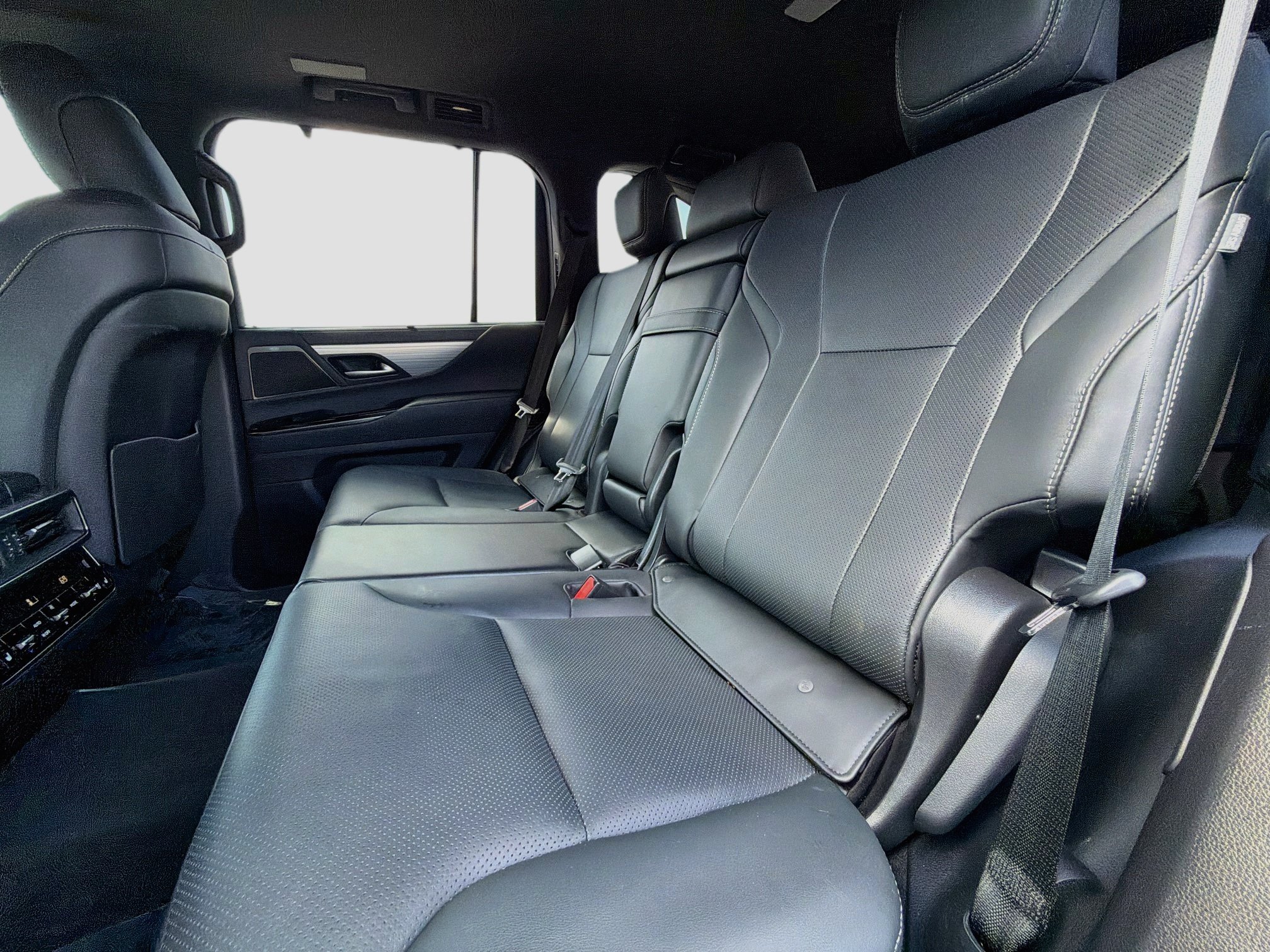 Used 2023 Lexus LX 600 F Sport w/ Accessory Package (Z1) AWD/4WD image 23
