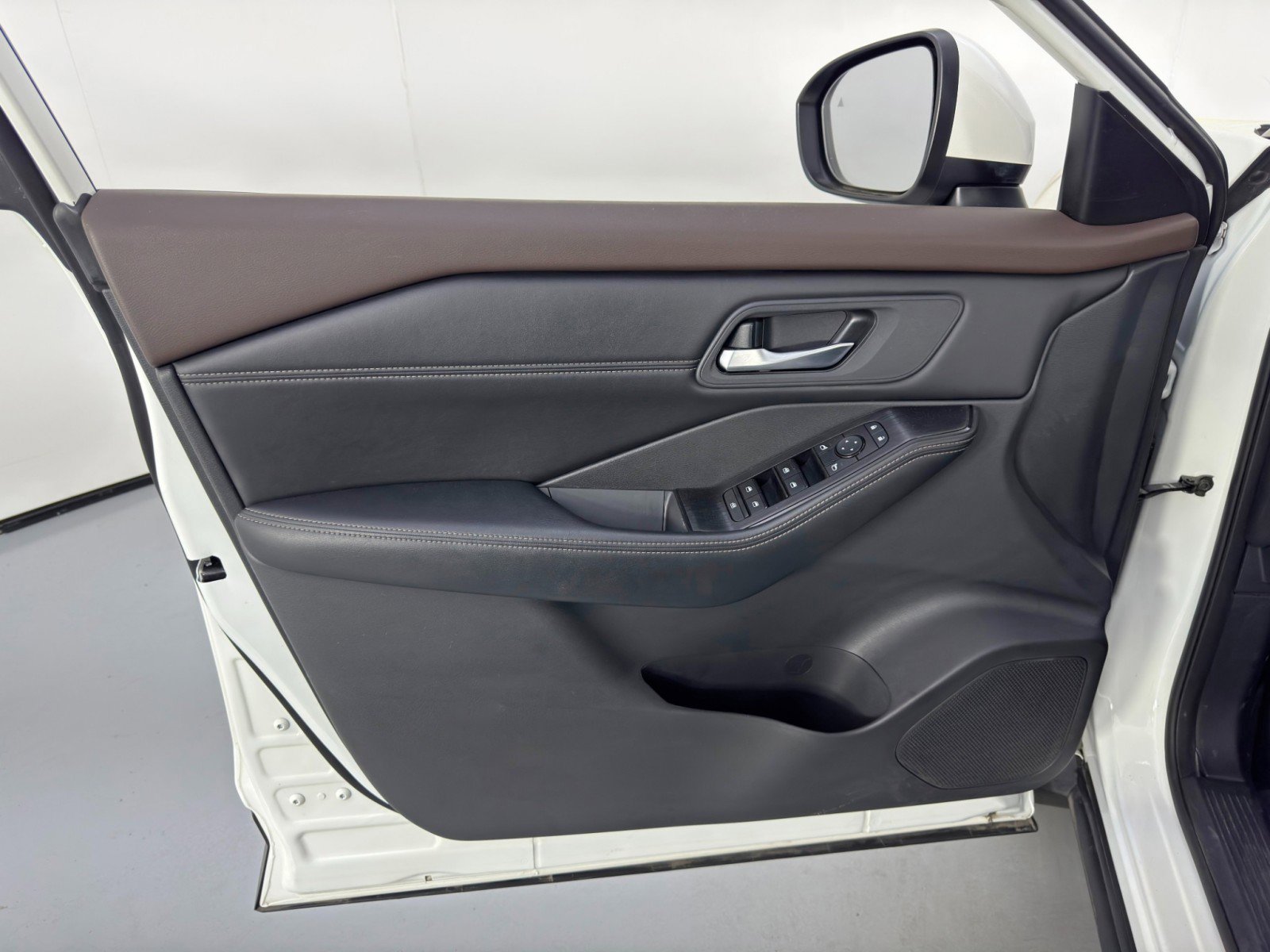 Used 2022 Nissan Rogue SV w/ SV Premium Package FWD image 32