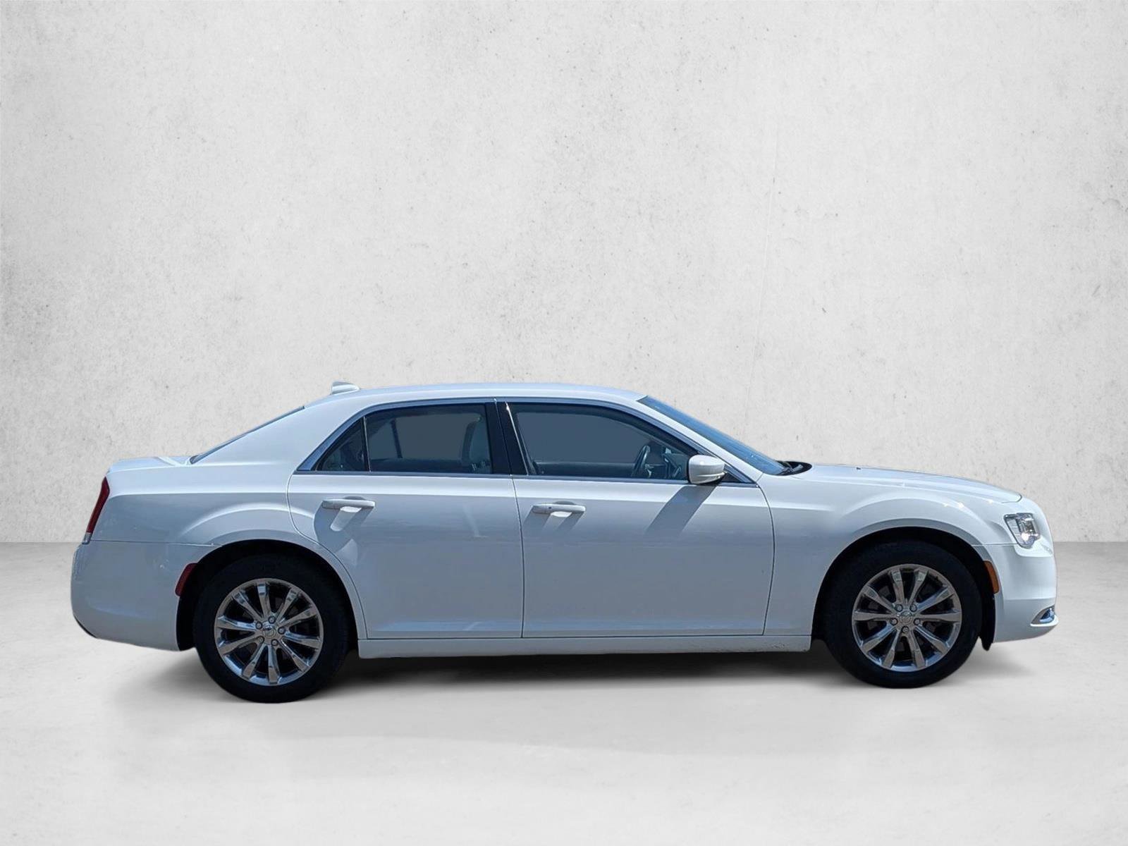 Used 2019 Chrysler 300 Touring AWD/4WD image 4