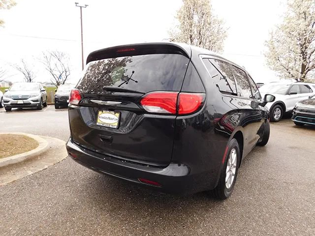 Used 2023 Chrysler Voyager LX image 5