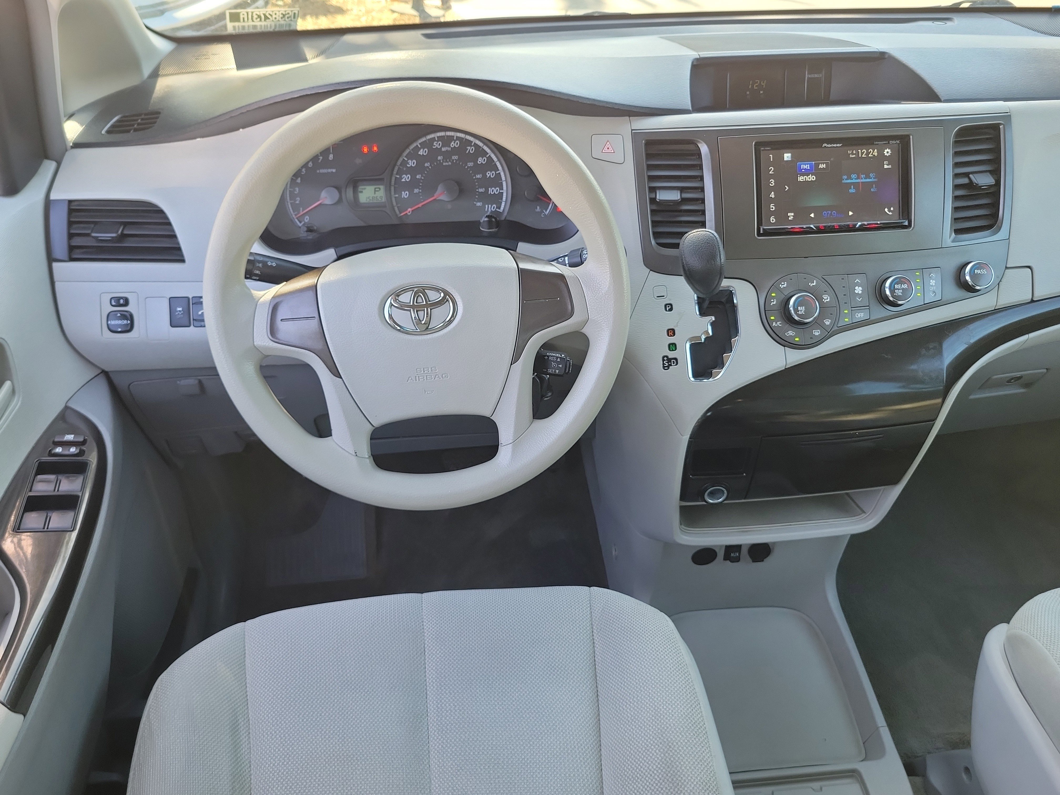 Used 2013 Toyota Sienna L w/ Towing Pkg image 10