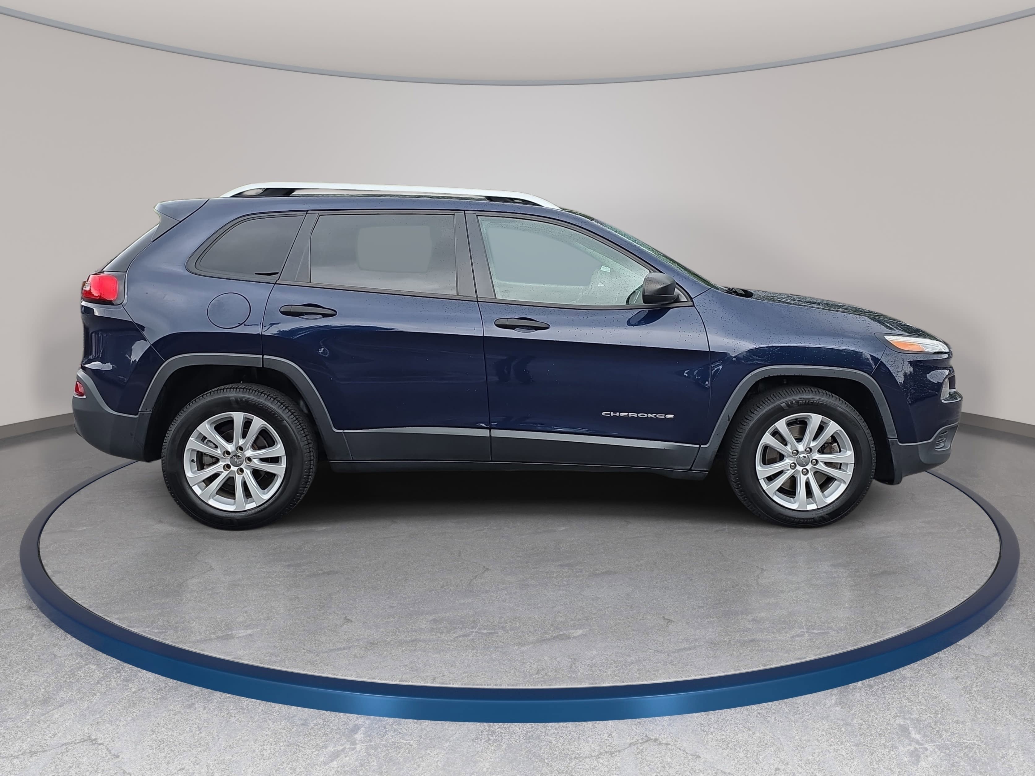 Used 2015 Jeep Cherokee Sport FWD image 4