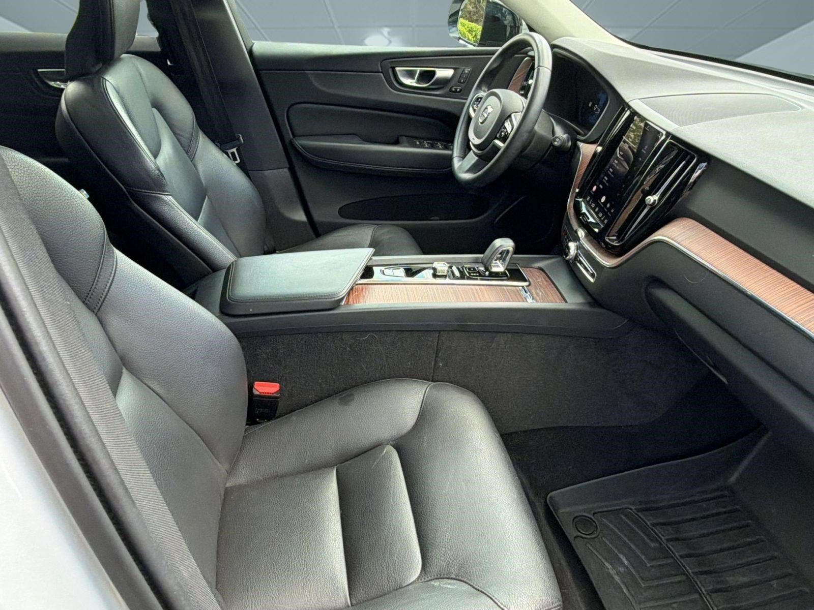 Certified 2024 Volvo XC60 B5 Plus AWD/4WD image 24