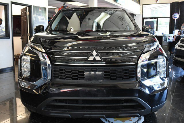 Used 2024 Mitsubishi Outlander ES AWD/4WD image 2