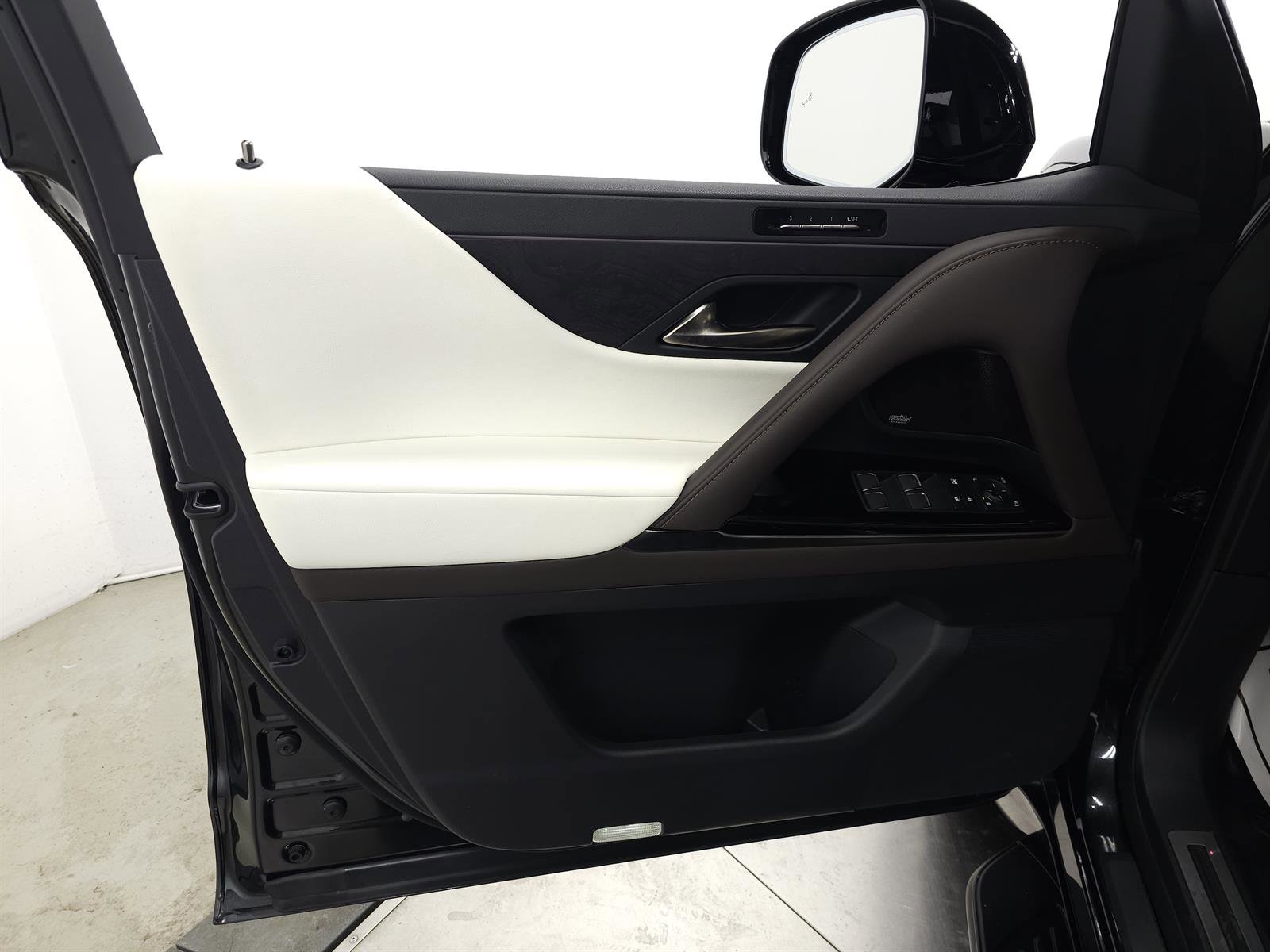 Certified 2024 Lexus LX 600 4WD w/ Appearance Package image 16