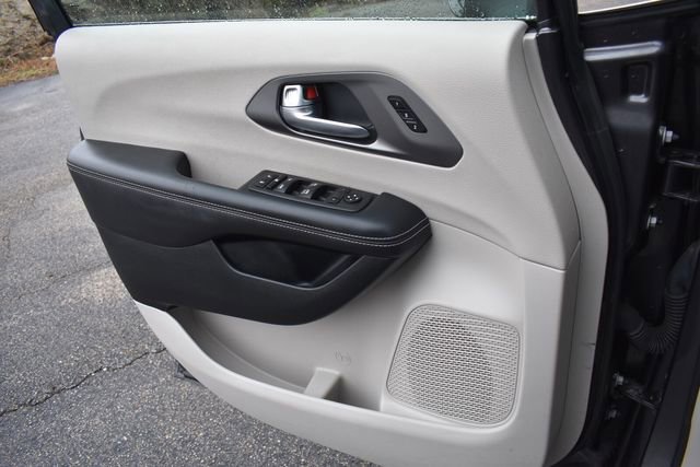 Used 2023 Chrysler Pacifica Touring-L FWD image 33