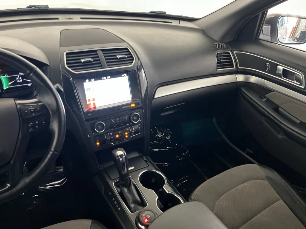 Used 2017 Ford Explorer XLT w/ Equipment Group 202A AWD/4WD image 32