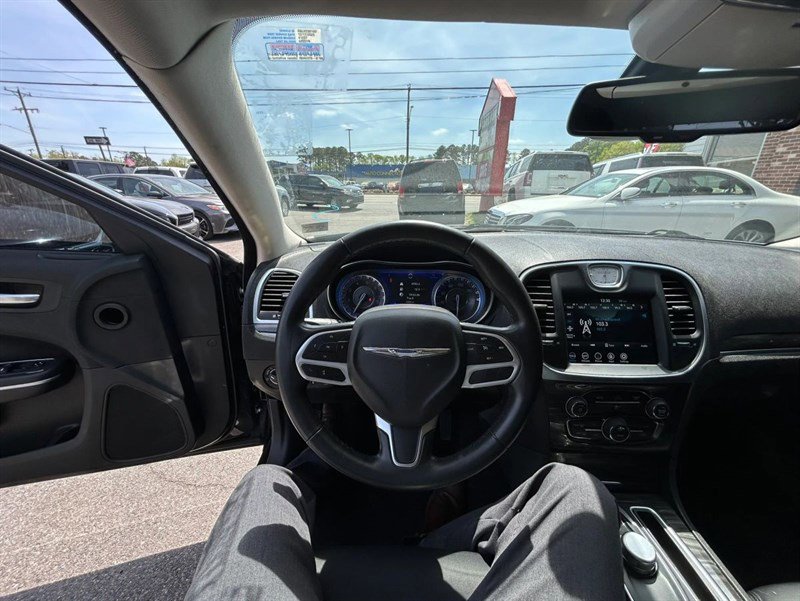 Used 2020 Chrysler 300 Touring w/ Driver Convenience Group image 9