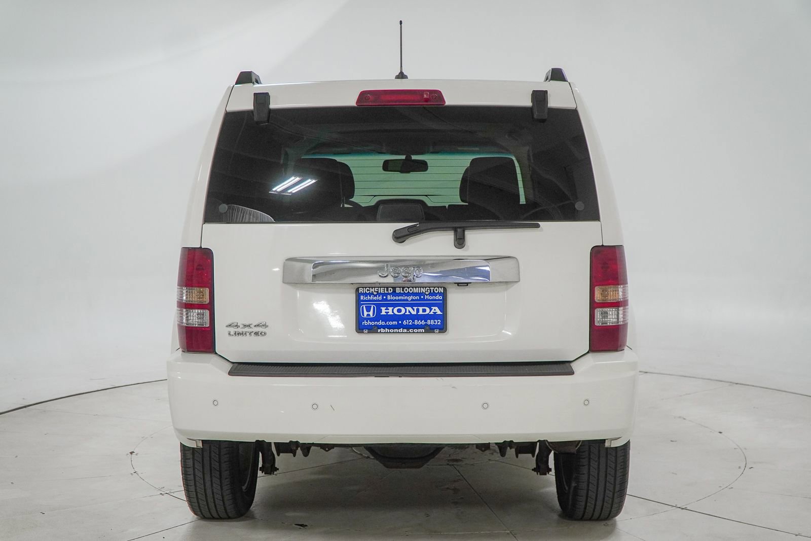 Used 2010 Jeep Liberty Limited w/ Tire & Wheel Group AWD/4WD image 8