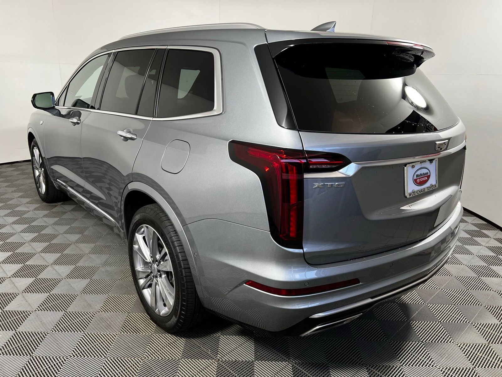 Used 2024 Cadillac XT6 Premium Luxury w/ Technology Package FWD image 7