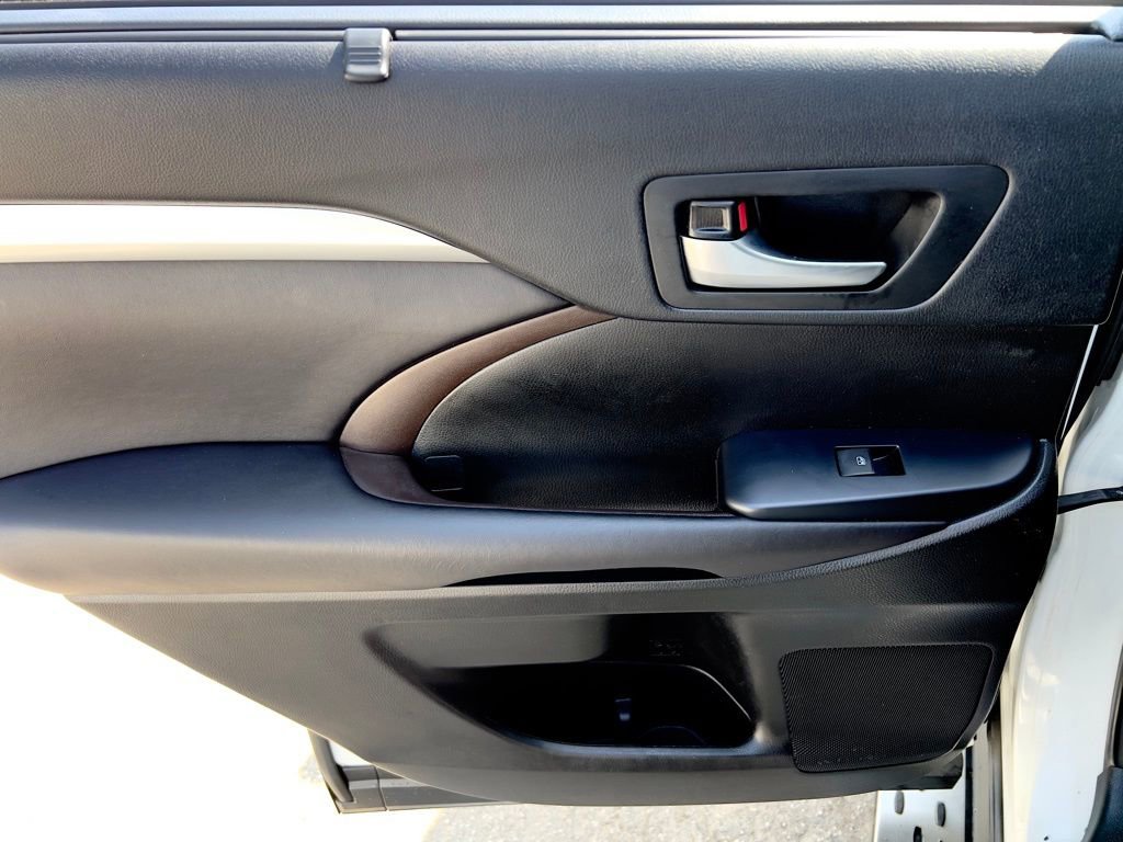 Used 2017 Toyota Highlander XLE image 18