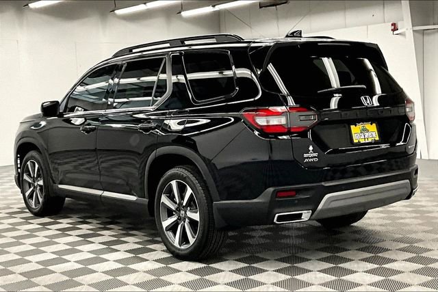 Used 2025 Honda Pilot Touring image 3