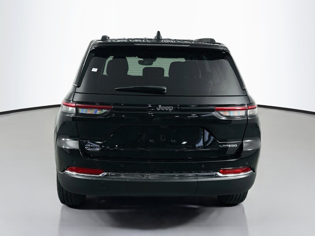 Used 2023 Jeep Grand Cherokee Laredo w/ Trailer Tow Prep Group (B) AWD/4WD image 6