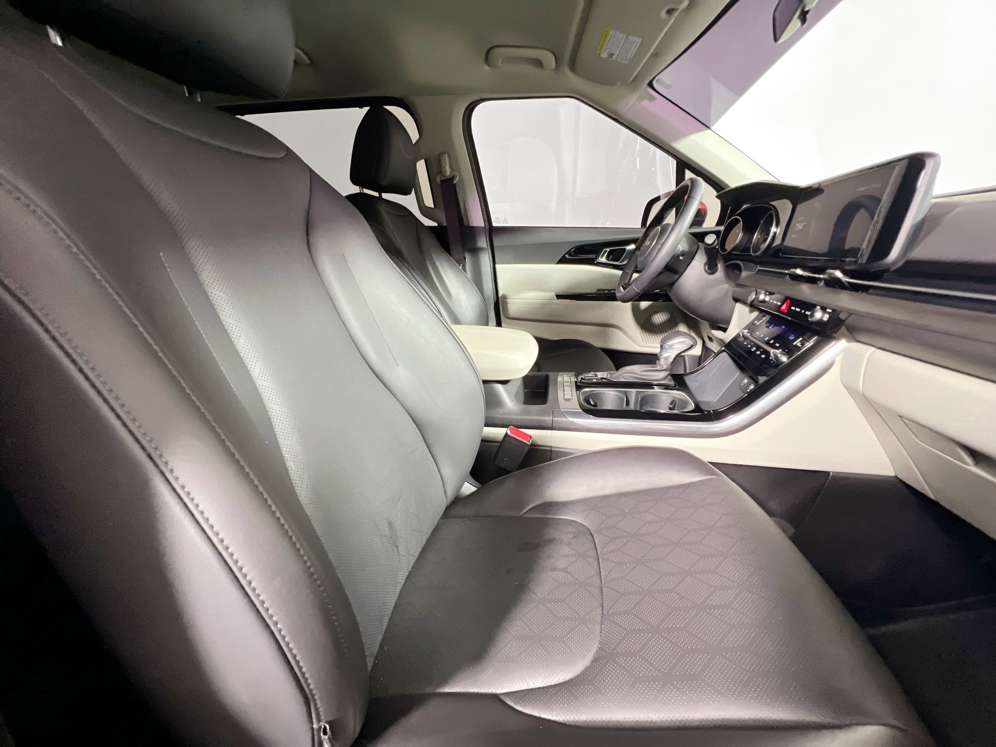 Used 2024 Kia Carnival EX image 31