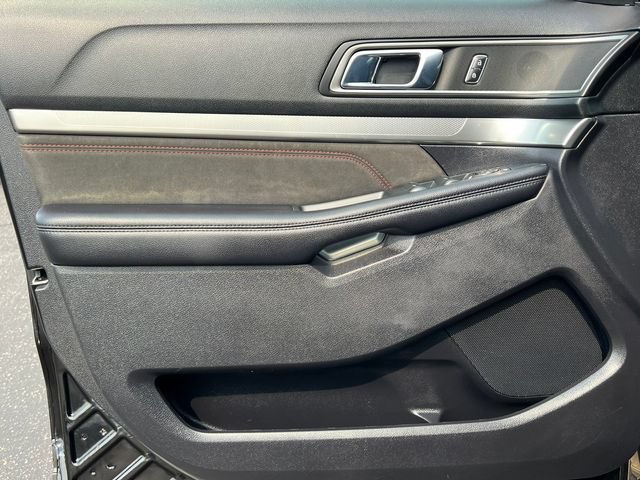 Used 2018 Ford Explorer XLT w/ Equipment Group 202A AWD/4WD image 15