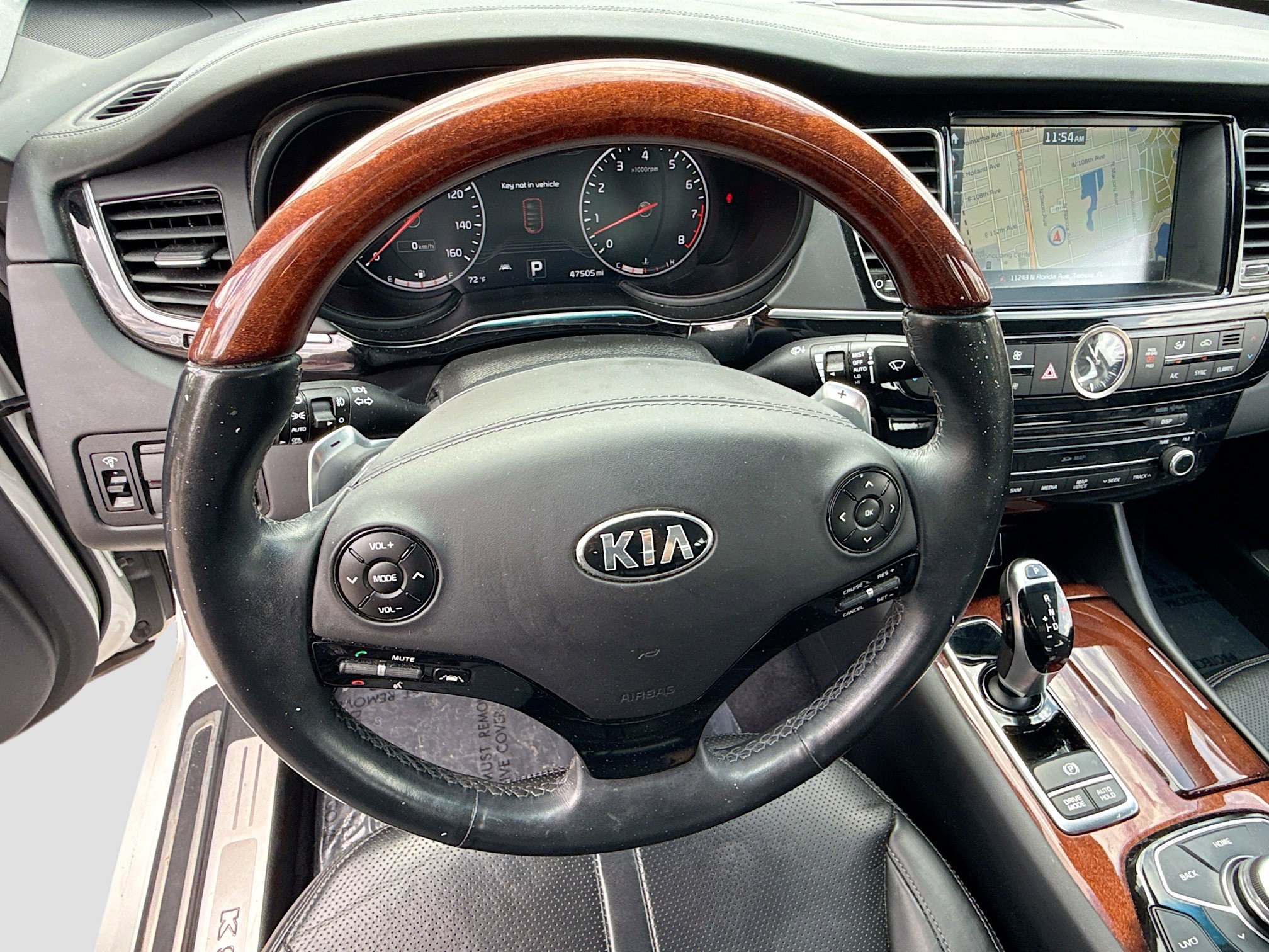 Used 2017 Kia K900 Luxury image 40