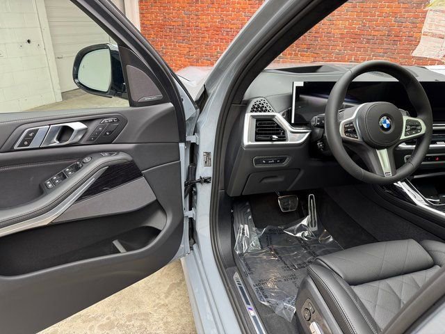 Used 2026 BMW X7 xDrive40i w/ M Sport Package AWD/4WD image 9