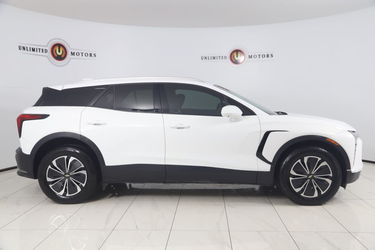 Used 2025 Chevrolet Blazer EV LT AWD/4WD image 2