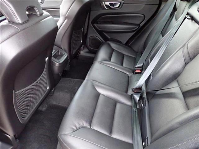 Used 2022 Volvo XC60 B5 Momentum image 10