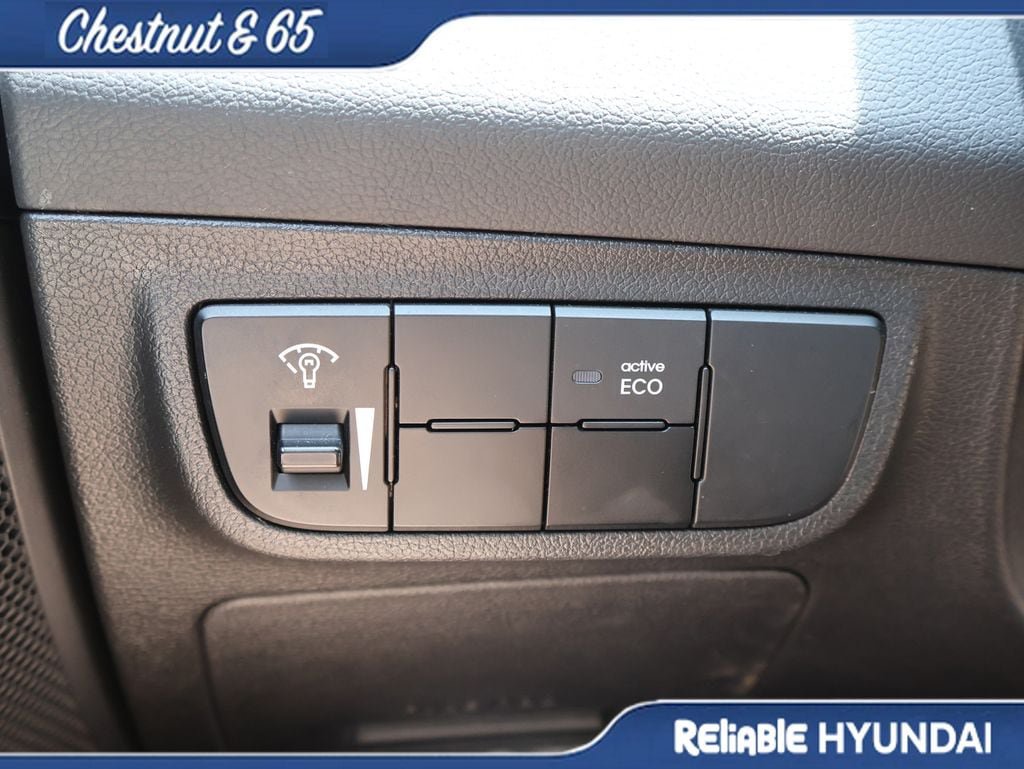 Used 2016 Hyundai Veloster FWD image 28