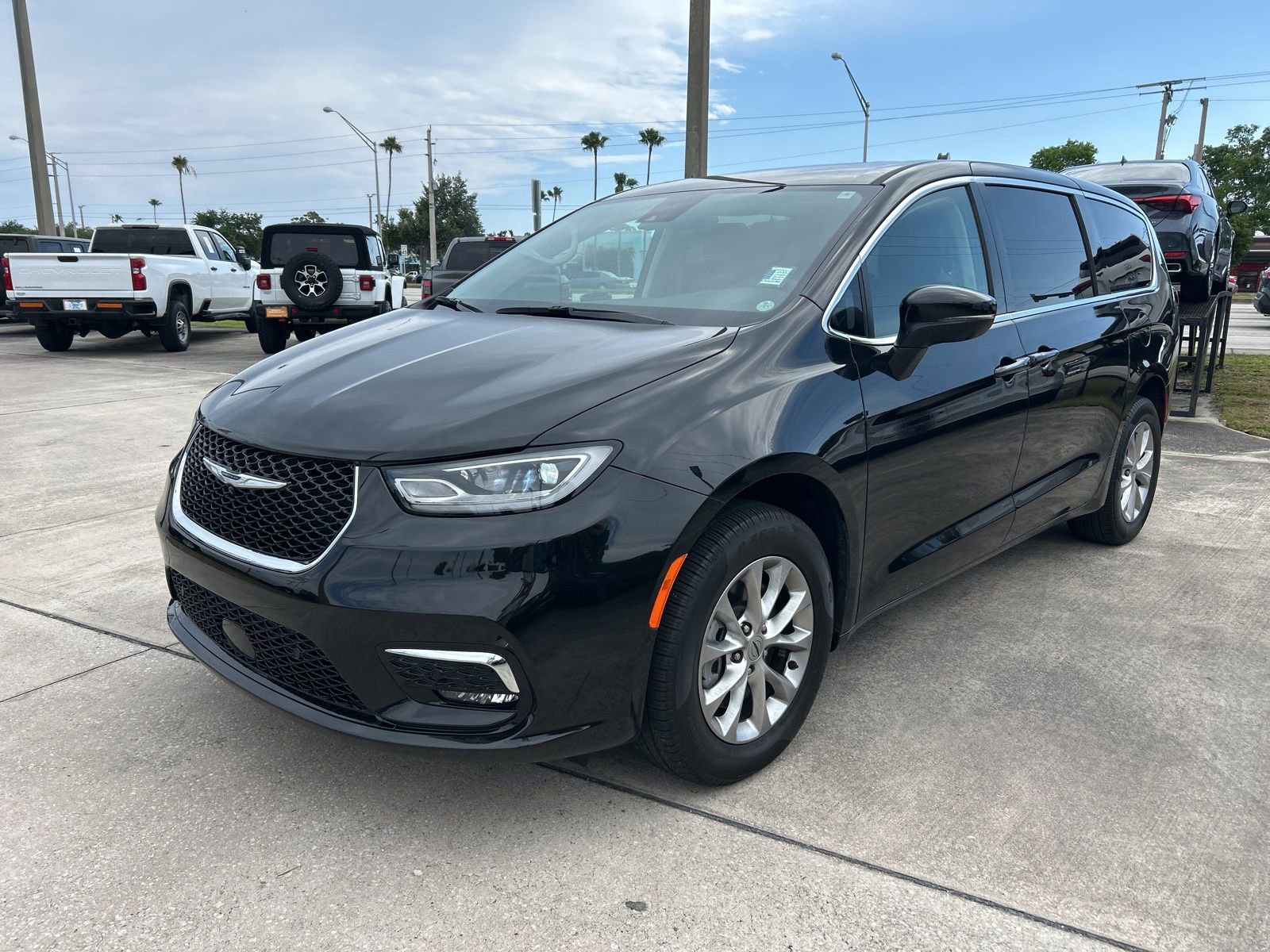 Certified 2023 Chrysler Pacifica Touring-L AWD/4WD image 1