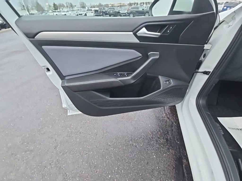 Used 2025 Volkswagen Jetta SE w/ Sunroof Package image 12