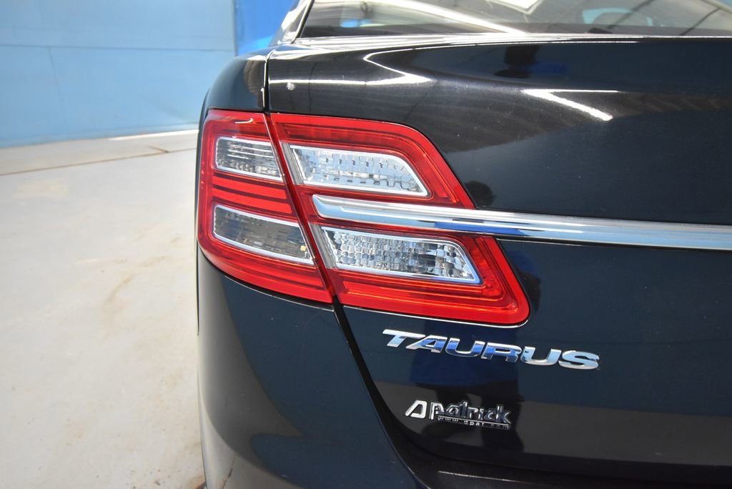 Used 2016 Ford Taurus SE FWD image 40