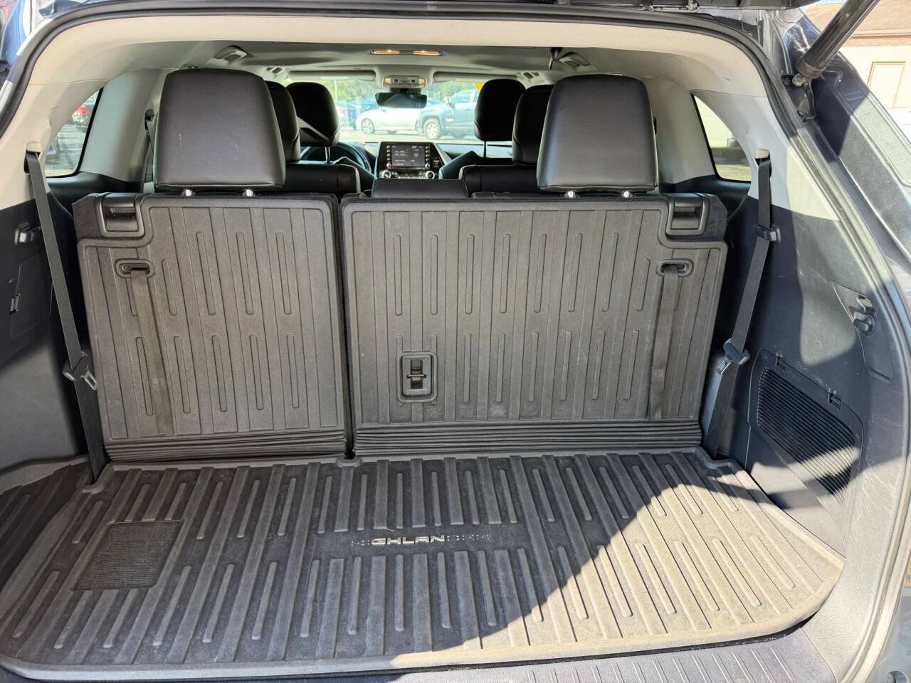 Used 2020 Toyota Highlander XLE AWD/4WD image 24