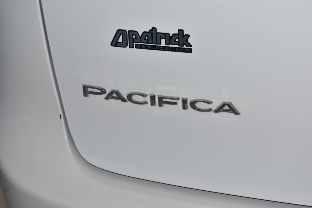 Used 2024 Chrysler Pacifica Touring-L image 28