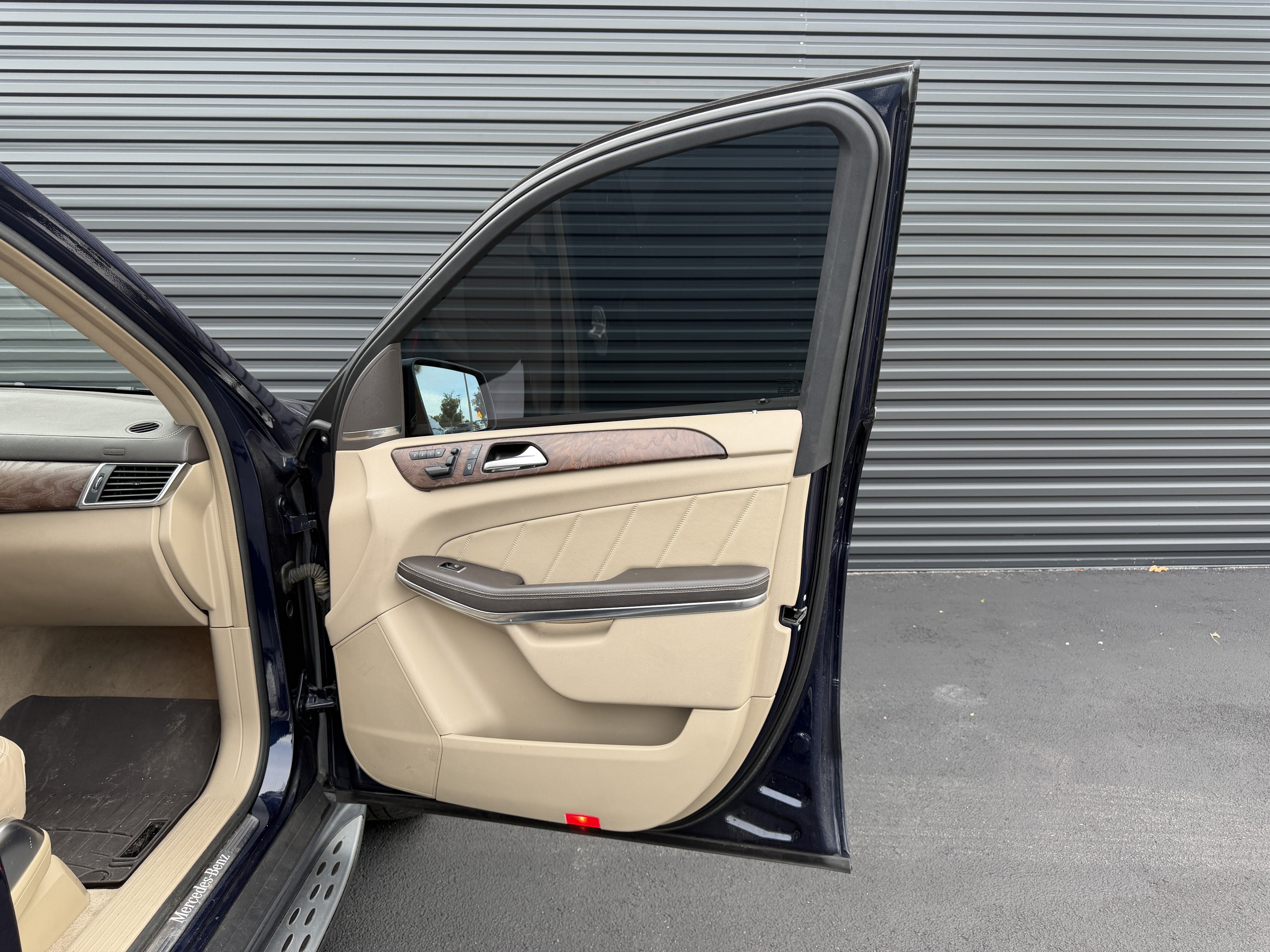 Used 2015 Mercedes-Benz GL 550 4MATIC image 25