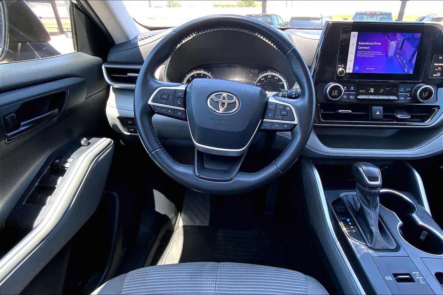 Used 2023 Toyota Highlander LE FWD image 6
