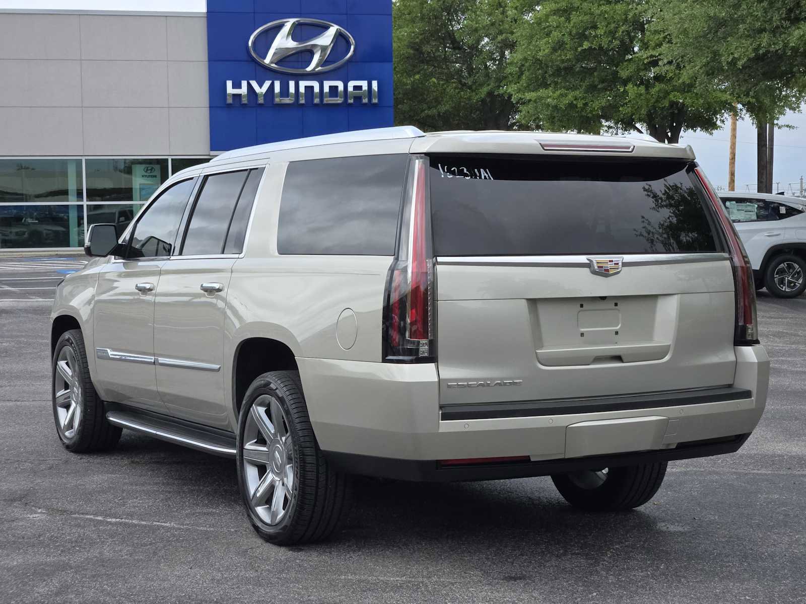 Used 2015 Cadillac Escalade ESV Luxury image 6