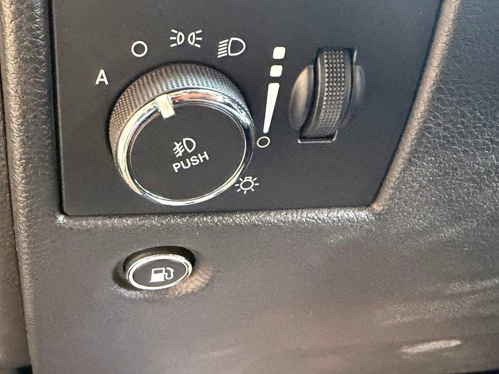Used 2021 Jeep Grand Cherokee Laredo AWD/4WD image 22
