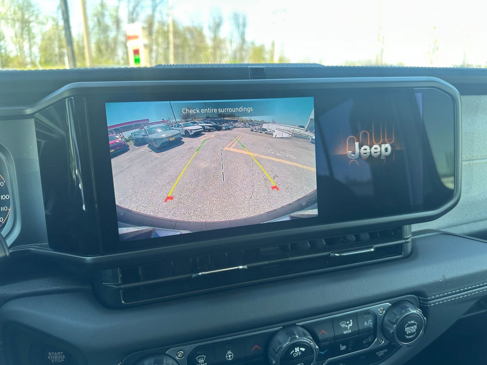 Used 2025 Jeep Wrangler Sahara image 23