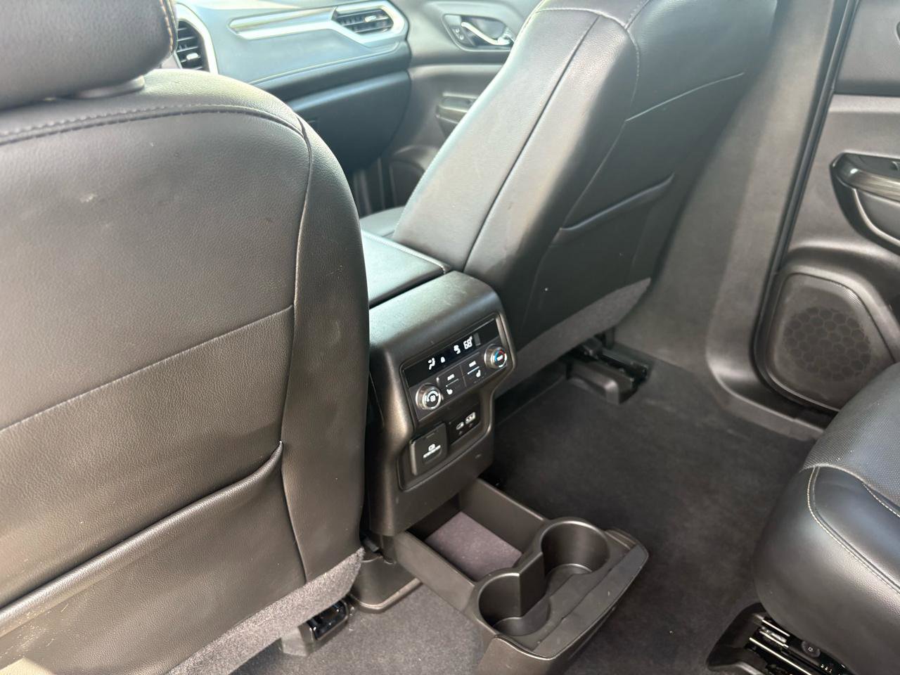 Used 2023 GMC Acadia SLT w/ Technology Package image 32