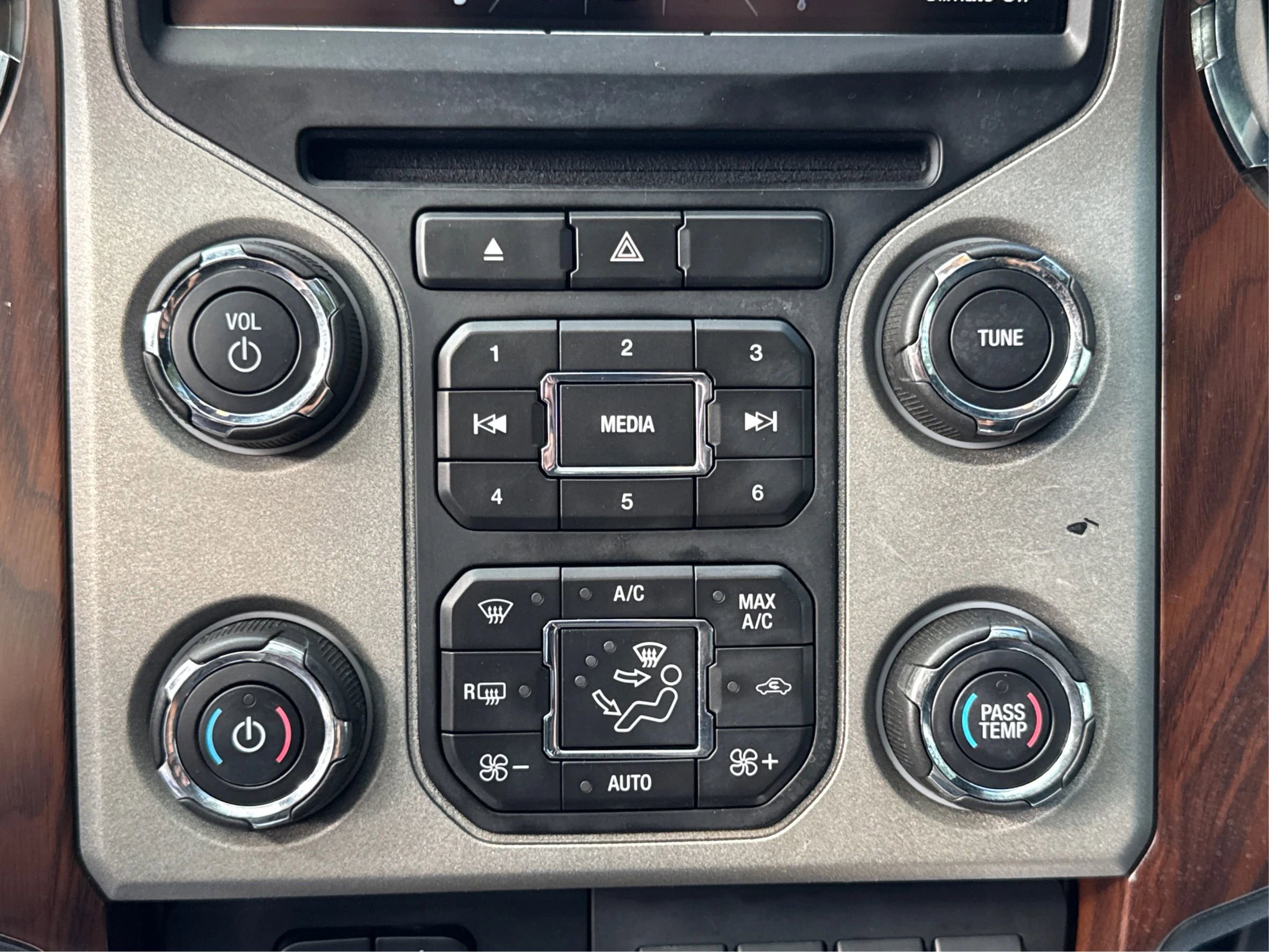 Used 2015 Ford F350 Lariat image 29