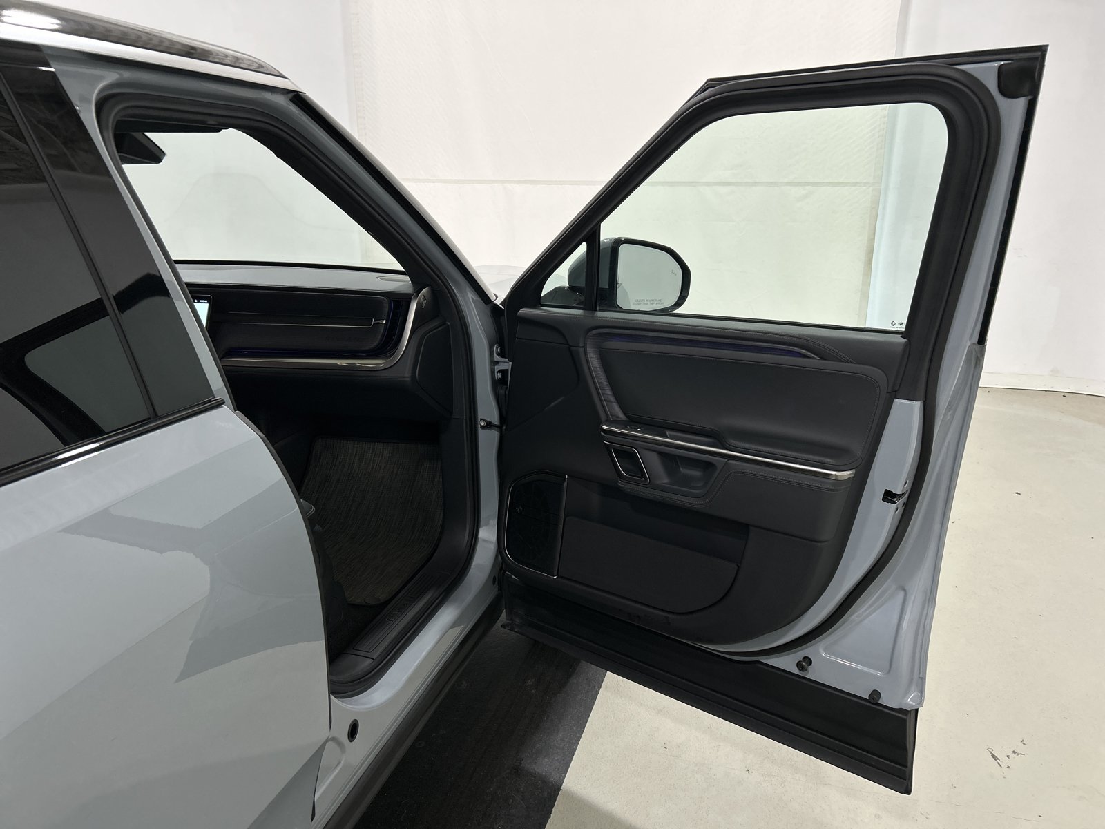 Used 2024 Rivian R1S Adventure AWD/4WD image 18