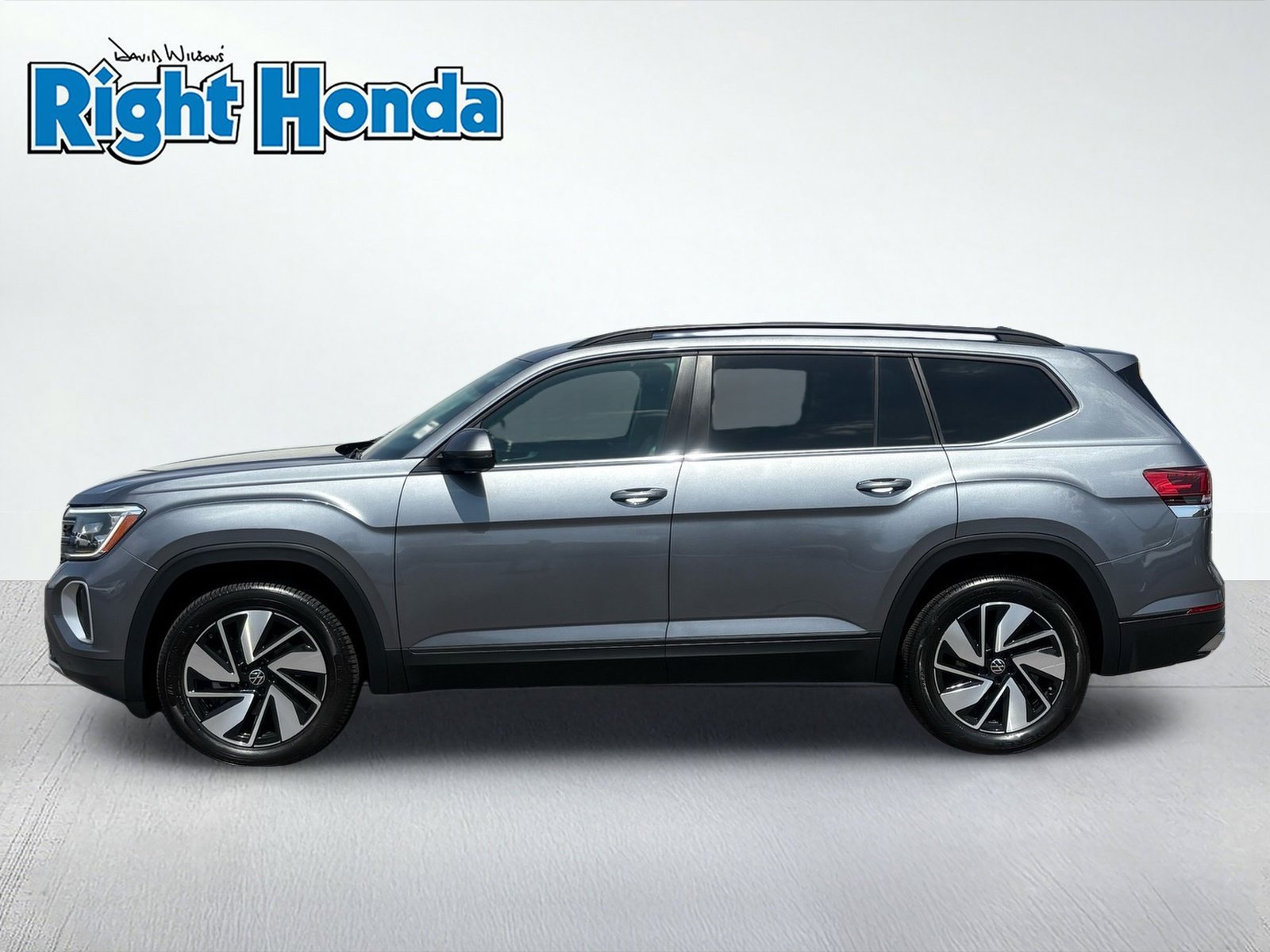 Used 2025 Volkswagen Atlas SE AWD/4WD image 3