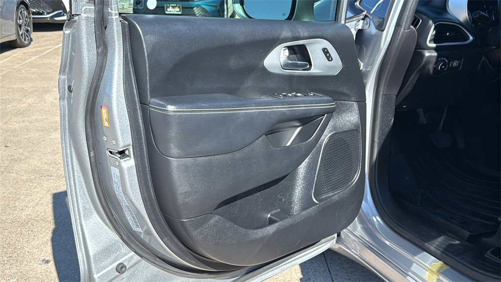 Used 2020 Chrysler Pacifica Touring-L Plus image 9