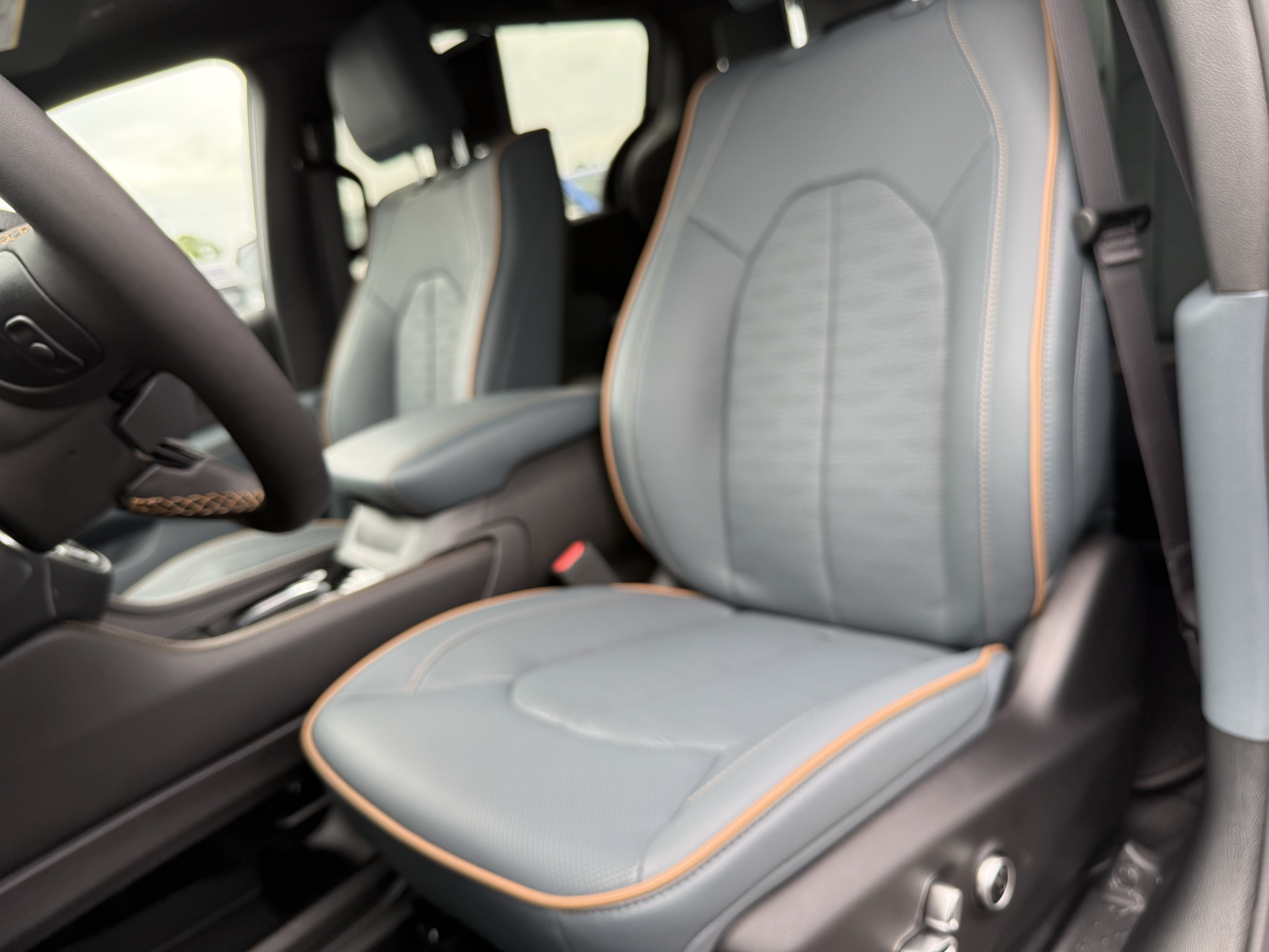 New 2027 Chrysler Pacifica Pinnacle w/ Theater Group FWD image 16