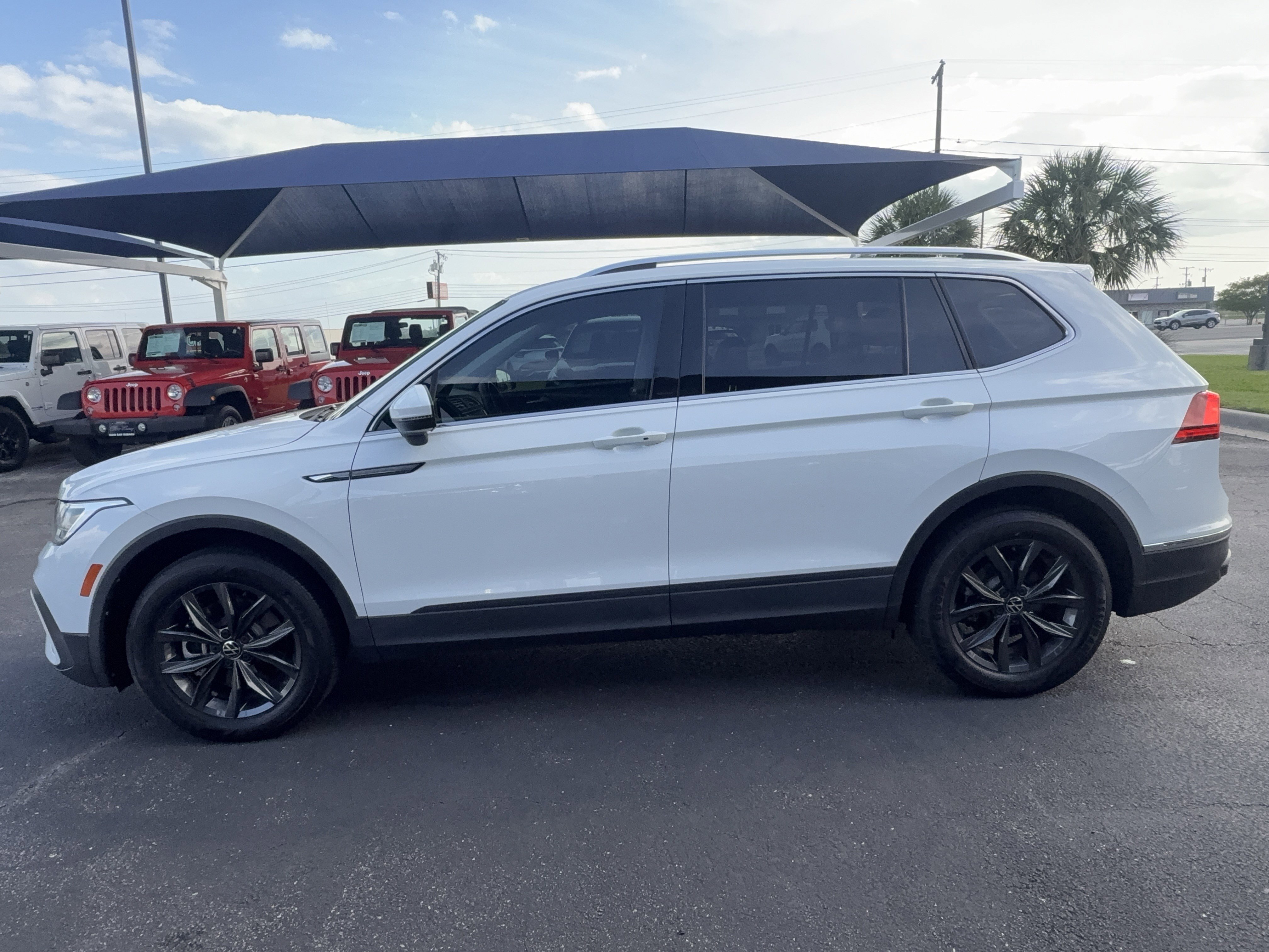 Used 2022 Volkswagen Tiguan SE FWD image 4