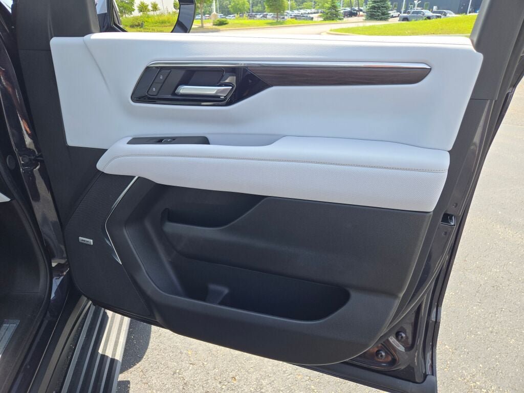 Used 2026 Chevrolet Suburban Premier AWD/4WD image 6