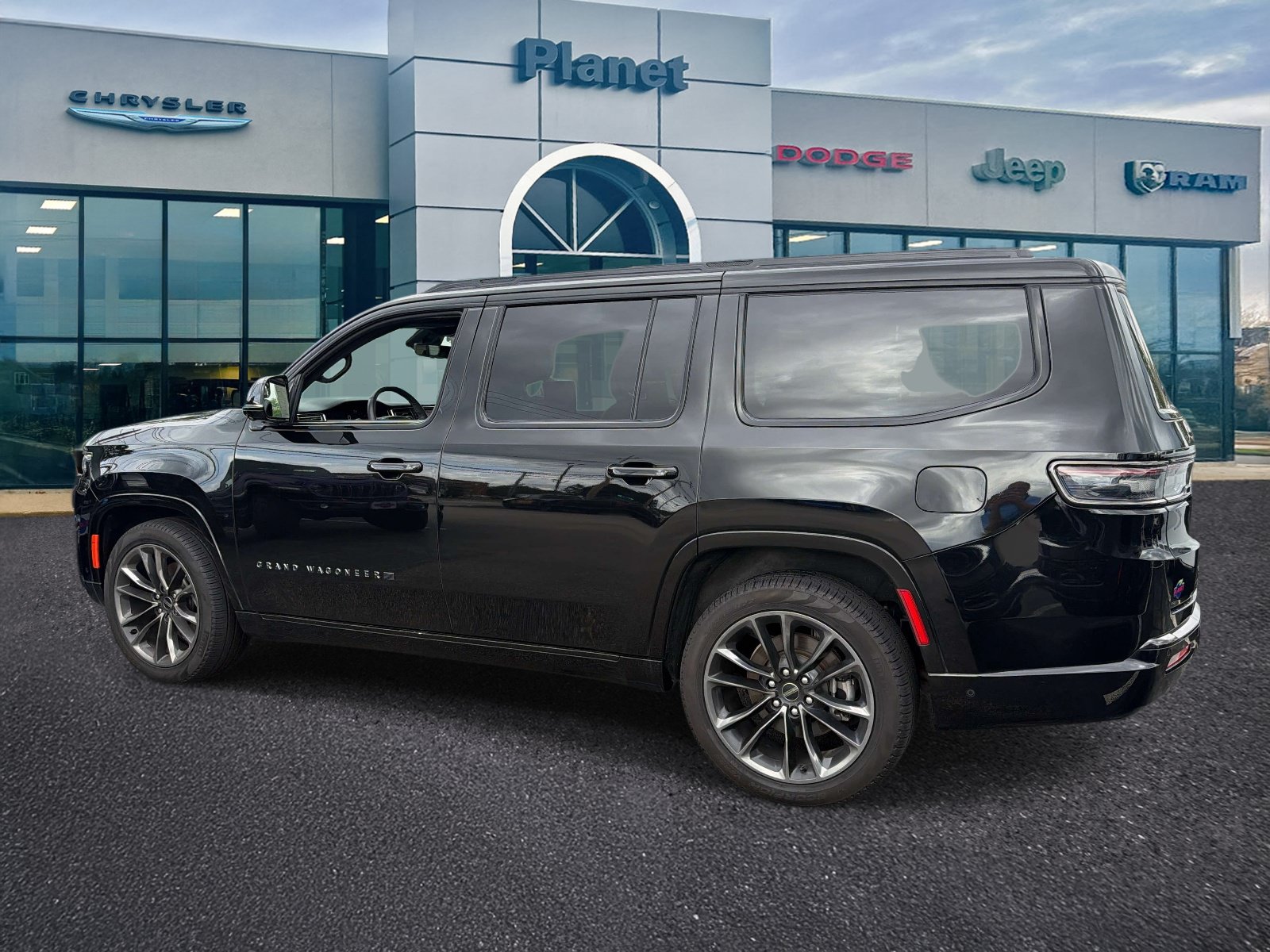 Used 2024 Jeep Grand Wagoneer Series II Obsidian w/ Quick Order Packagew 28T AWD/4WD image 3