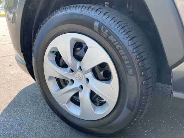 Used 2019 Toyota RAV4 LE AWD/4WD image 16