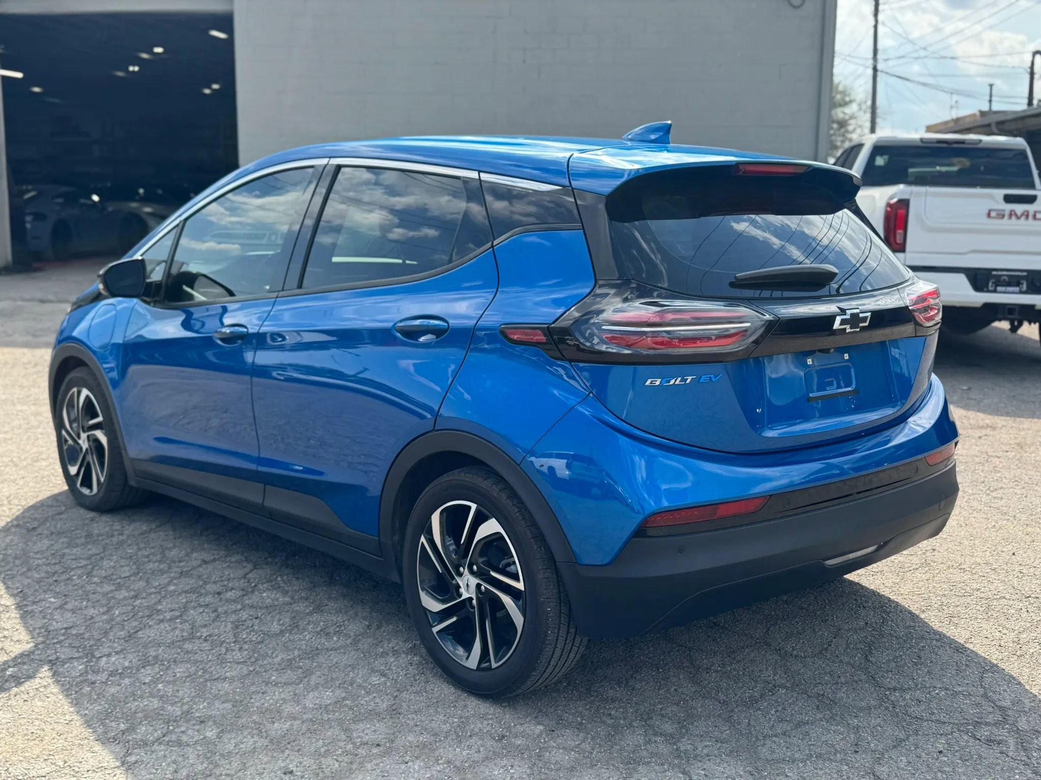 Used 2023 Chevrolet Bolt LT w/ Infotainment Package FWD image 7