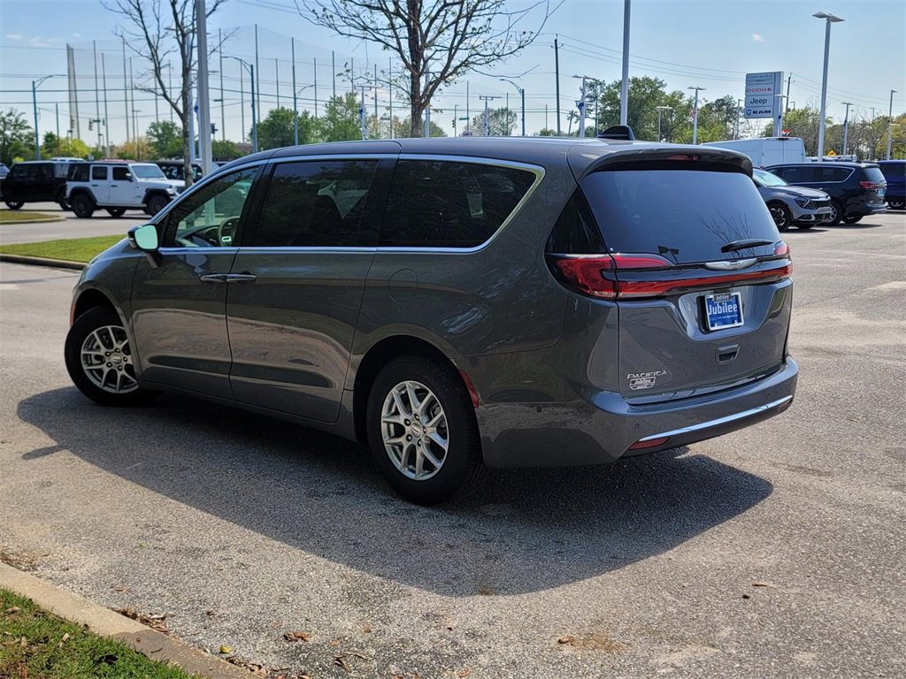 New 2025 Chrysler Pacifica Select image 4